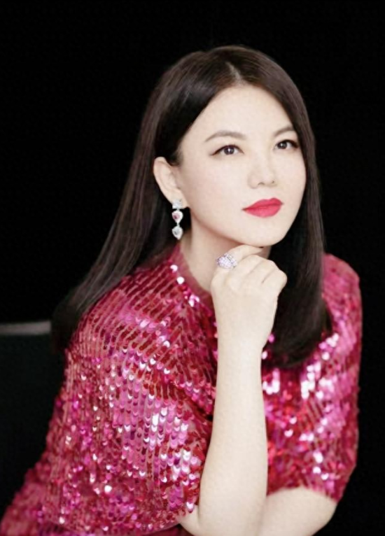 李湘风波再发酵！家境被扒底朝天，父母身份曝光	，原来何炅没说错