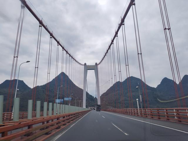 南行漫记：饿着肚子离开织金，路遇双乳峰，错过特大桥景区