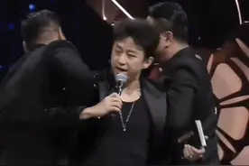 上海这一夜，邓超主持被官方“整惨”，满脸尴尬，后被保安架走图片