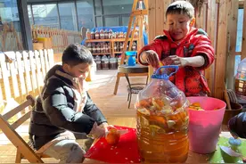 观赏橙变身环保清洁液 萌娃动手“变废为宝”图片