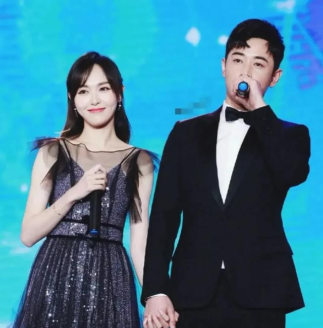 唐嫣罗晋现身！罗晋父亲葬礼现场，罗晋手持照片，唐嫣紧随其后