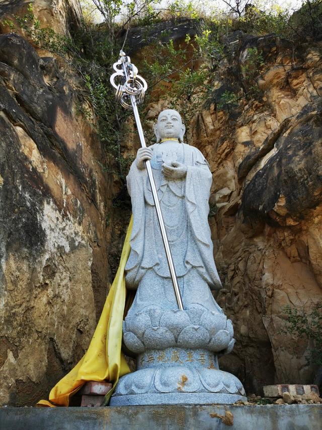洛阳最可惜的千年石窟：好心涂金身、画红唇，反而毁掉国宝！