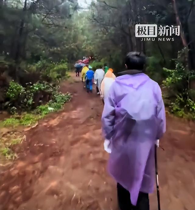 苍山失联4日的自闭症男童遗体被发现，距走失处直线距离仅1公里，搜救人员称“穿着雨衣和冲锋衣都冻得发抖”