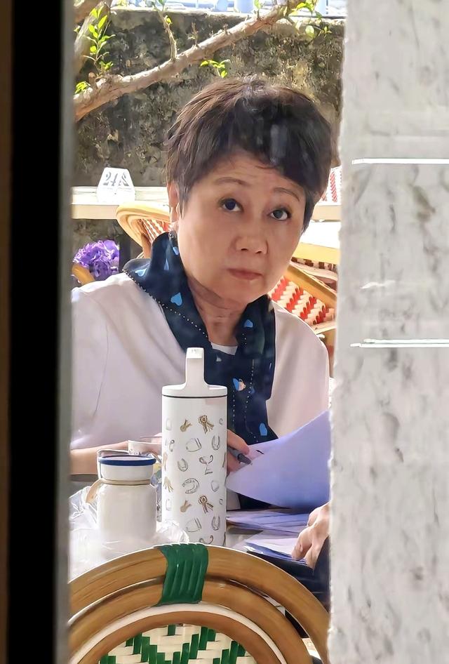 梁安琪好风光，中秋节现身自家酒店澳门葡京切月饼，穿着喜庆霸气
