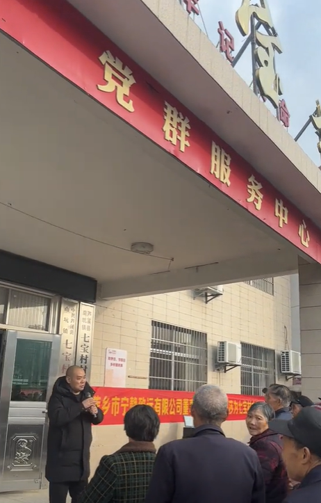 江西萍乡富豪赖国萍去世，仅46岁，戴硕大金佛珠项链，小女儿3岁