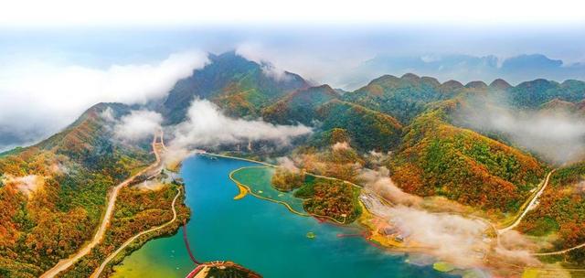 山山秋色如画 树树红叶醉人