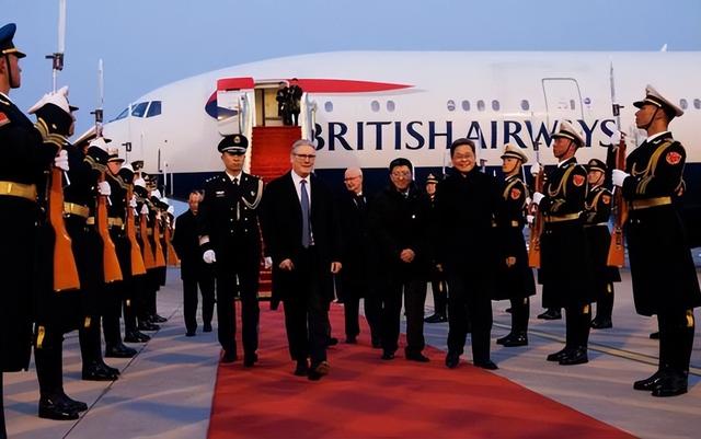 对中国有戒心？斯塔默专机落地神情紧张	，随身携带的设备不简单