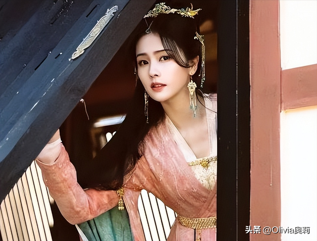 颜值高、身材好的白鹿，清新自然的长相让她从女模中脱颖而出