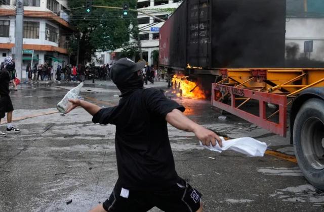 捡回一条命的马科斯不敢露面，下了死命令，闹事的人一个都不放过