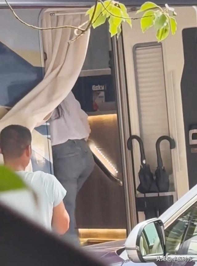 李一桐这身材真的太好了，35岁的年纪，不大不小，成熟稳重又可爱