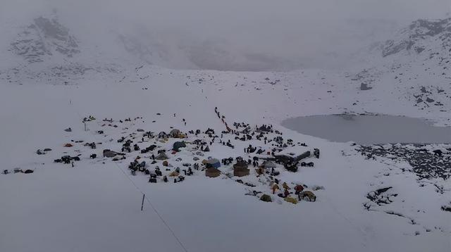 珠峰暴雪围困！向导血肉之躯开生路，百人奇迹生还，拒收天价酬金