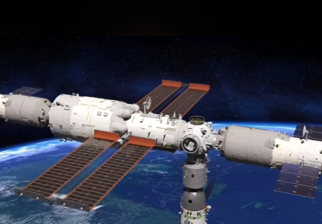 太空碎片威胁升级，神舟二十号飞船遭撞击，6名航天员能否长驻？