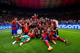 啥叫含金量？西班牙踩着四个世界冠军，带回第四个欧洲冠军！图片