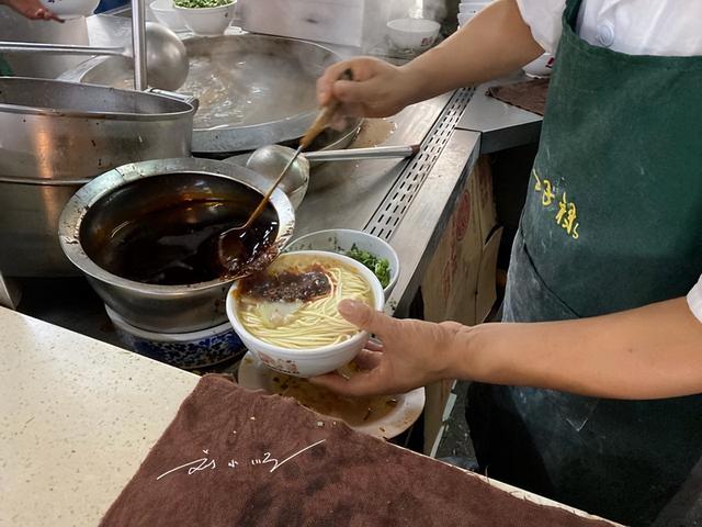 外地游客要吃“兰州拉面”，兰州人却急了：兰州只有“牛肉面”！