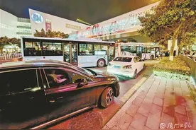 厦门一商圈附近机动车乱停，公交进站困难！交警：近期将加强疏导图片