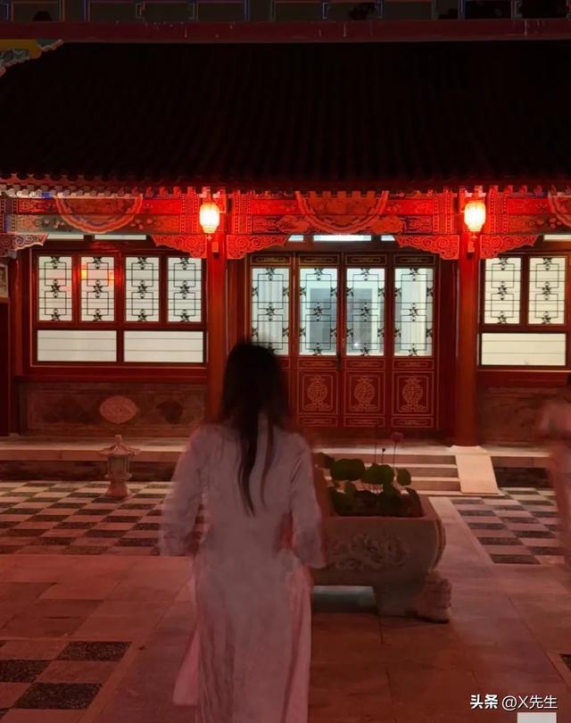 王诗龄晒北京小院，大半夜穿旗袍拍照，面无表情上演中式恐怖