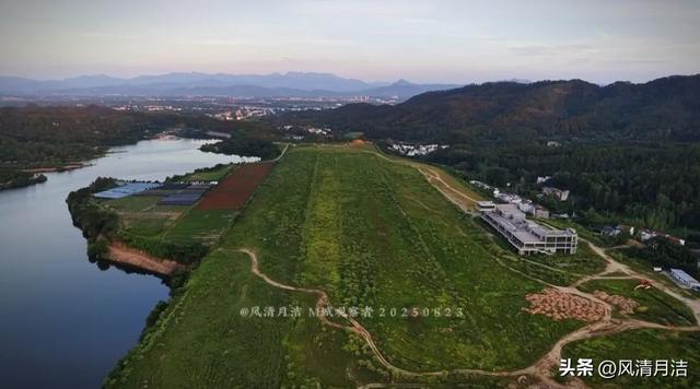 关于麻城大别山支线机场，是原址扩建还是另选新址？