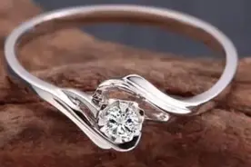 白金和黄金的区别是什么？谁更保值？我们日常买的白金是铂金吗？图片