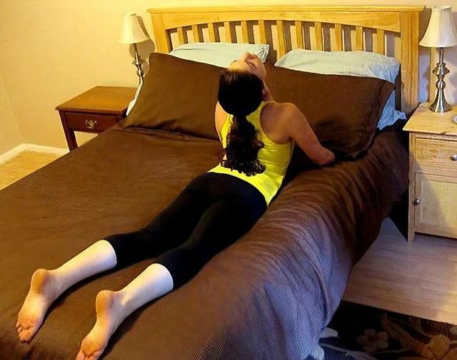 人民日报推荐的6个瑜伽动作，帮你治失眠、减压，简单有效！