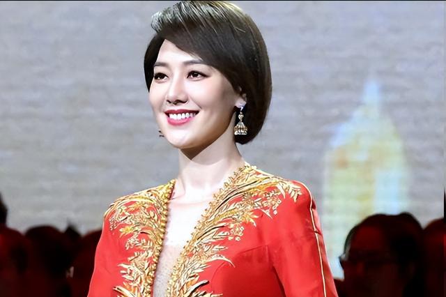 私生活混乱？遭央视“开除”？被传和小尼结婚的她，如今怎么样了