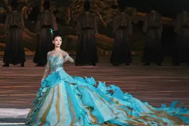 一舞惊艳亚运会开幕式，38岁的舞者瞬间出圈，私下却是个萌妹子图片