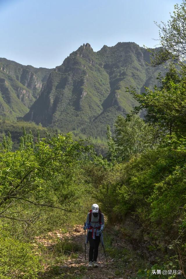《太行山徒步记：从西走到南》免费的挂壁公路，悠悠然的崖边行走