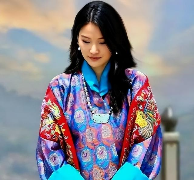 不丹佩玛王后置装费逐年上涨，披四爪龙披肩，拎爱马仕穿贝嫂高定