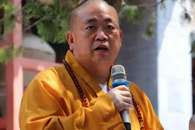 惊爆！22年前释永信与师姐释永梅合影曝光！胸前挂着最时髦的手机