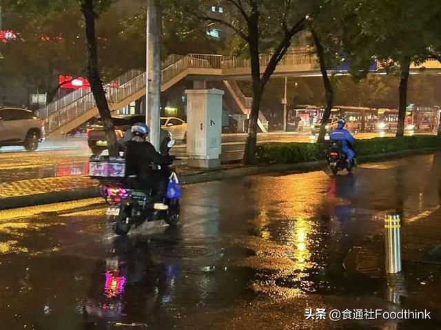 暴雨中的商战，外卖员的苦夏