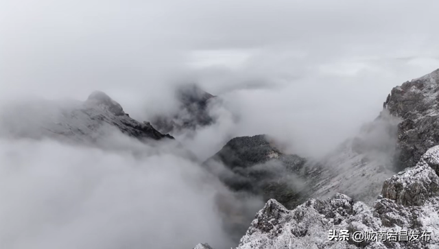 雷古山初雪：云端之上的冰雪絮语