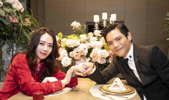 香港街头偶遇郭碧婷向佐，两人恩爱同框，向佐正常穿衣变清爽帅气