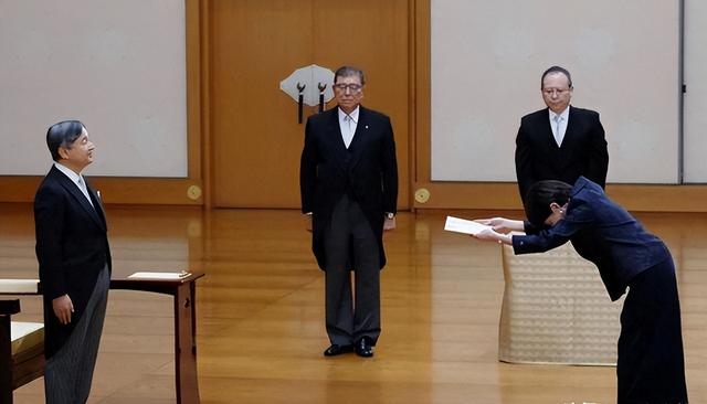 美国提醒日本，小心被中国揍，日本天皇急召高市早苗：有要事交代