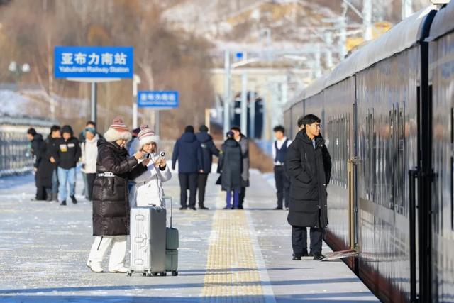 “哈尔滨”的移动城堡 尽享奢华！有观景天窗的豪华专列！