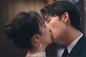 《诱你偷香》韩雨彤，曾辉痴缠激吻，眼神拉丝，不像演的图片