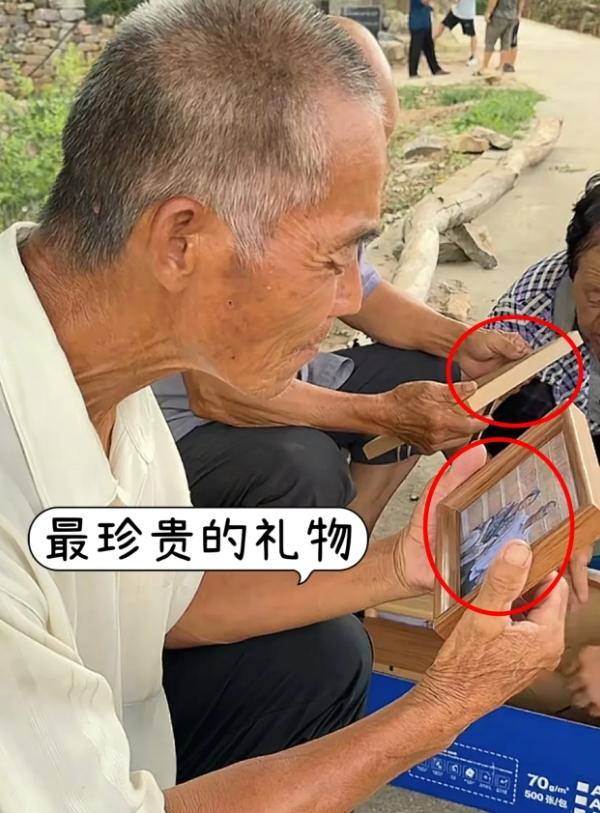 网红李富贵带46位老人去旅行，听戏吃大餐，《人民日报》点赞转发
