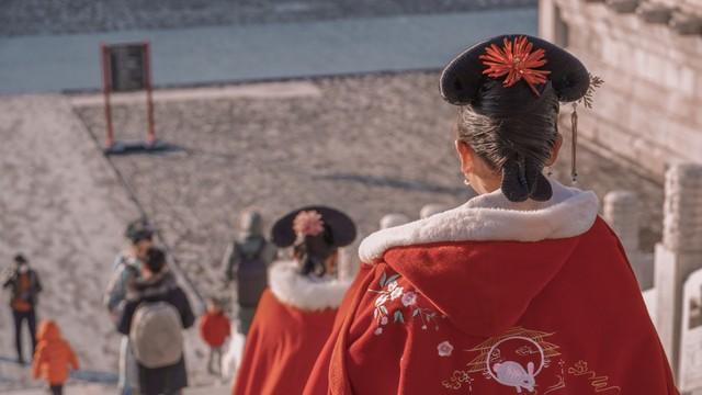 古代皇帝死后，新皇帝如何对待后宫3000小妈？一方法现在难以接受