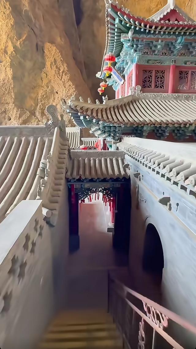 山西太行山峭壁奇景！溶洞里的千年古寺，绝了