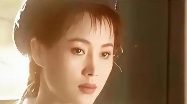 19岁嫁给富豪，20岁离婚携子净身出户，单亲40年如今儿子为她争光