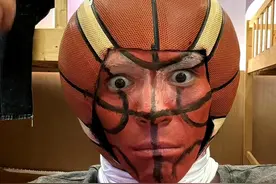 向佐用脸cos篮球玩躲猫猫引网友爆笑，网友：想起了某个西瓜图片