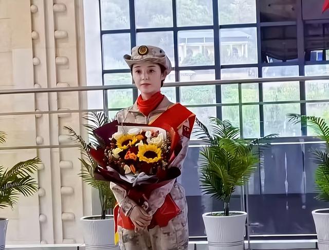 女民兵领队王媛回家了！履历优秀，有3个孩子，老公晒合影庆祝