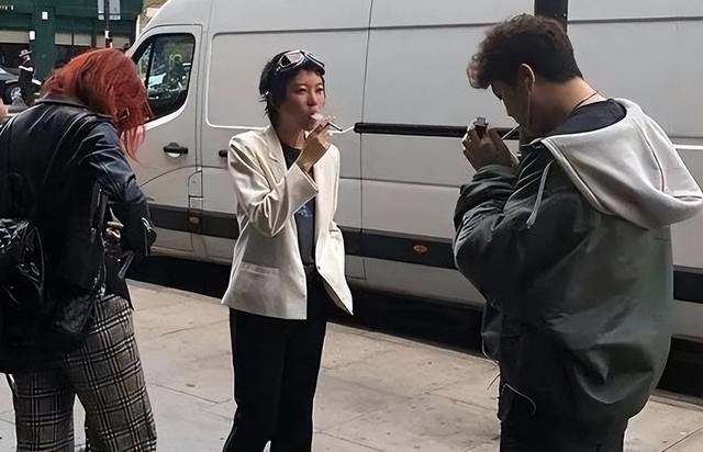 19岁李嫣跟老爸聚餐！手不离烟动作熟练，170cm身材干瘪太像王菲