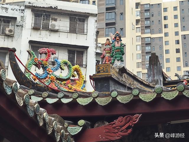 揭阳古城寻古榕武庙，厅内斗拱堪称潮式木雕的典范之作