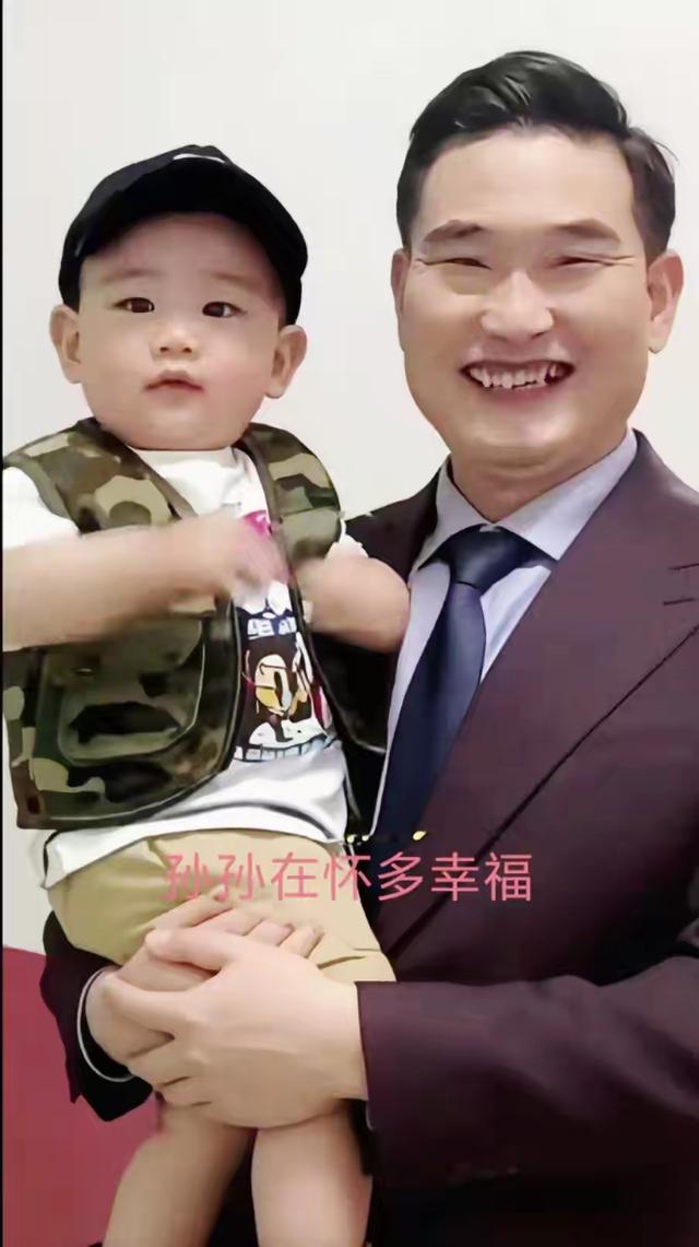 朱之文孙子，眼睛挺大，真是好宝贝太可爱了！爷爷幸福满满好开心