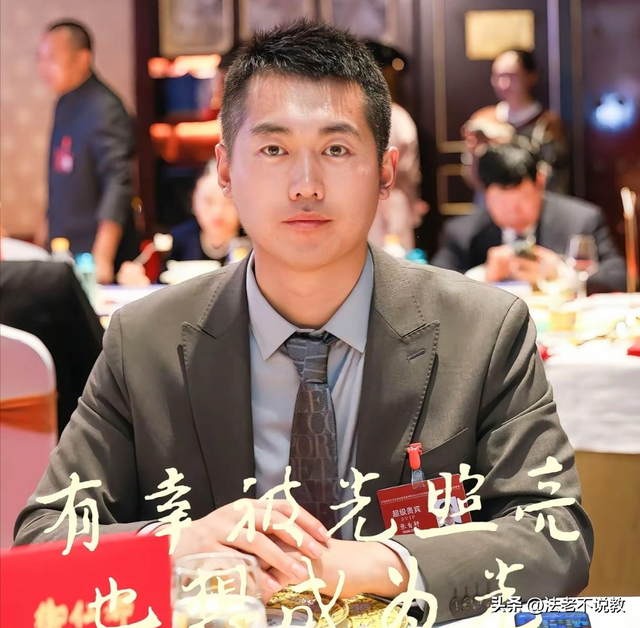 “最帅升旗手”张自轩被骂惨了！面对争议，他用一句话来回应