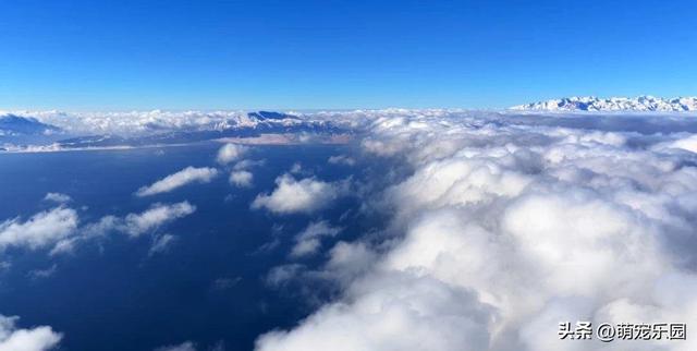 清晨赛里木湖现奇观，山峦云朵翻滚如海，摄影师拍下天地融合瞬间
