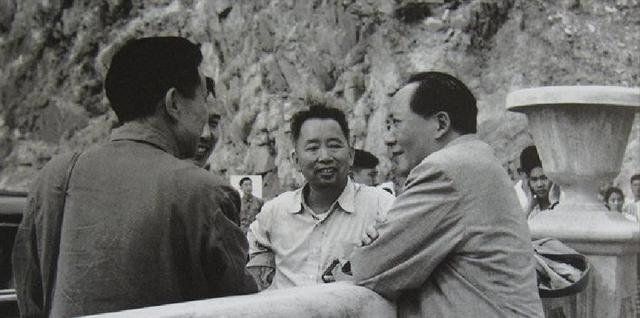陈赓向主席介绍一人：这我兄弟，毛主席：你可知道他是我什么人？