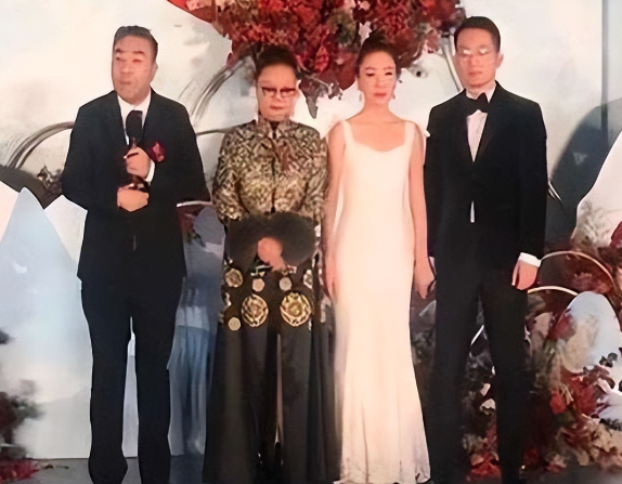 杨议被曝让正妻小三同吃住，带私生子回家，败光杨少华最后的体面