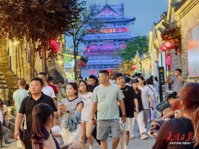逛市集、品美食、赏表演……大同古城东南邑人气爆棚~