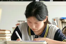 刷手机暂停，让我们来恭喜这位大女主！图片