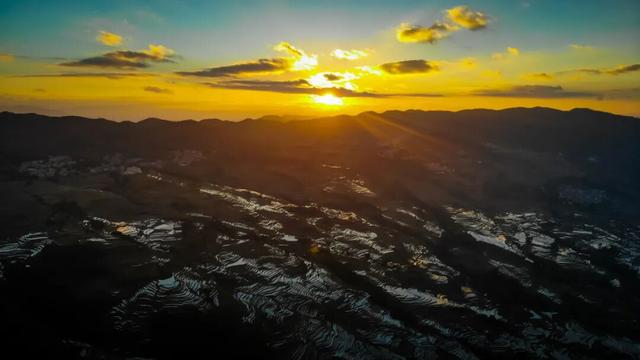 “四素同构”的千年农耕奇迹灌水期到了！美轮美奂！丨有一种叫云南的生活之365天